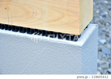 住宅の要である基礎と基礎パッキンと土台の組み合わせ 119605812