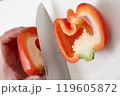 パプリカを包丁でカット 119605872