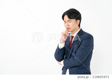 ビジネスマン　20代男性　悩む 119605971