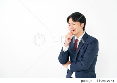 ビジネスマン　20代男性　悩む 119605974