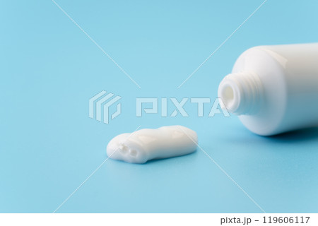 水色の背景にチューブから出した歯磨き粉のクリーム 119606117