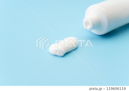 水色の背景にチューブから出した歯磨き粉のクリーム 119606119