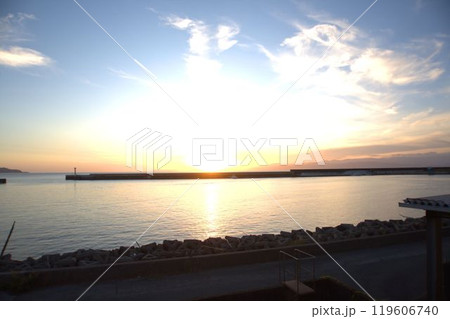 漁港のオレンジ色の夕焼けとシルエット 119606740
