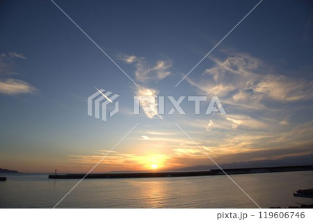 漁港のオレンジ色の夕焼けとシルエット 119606746