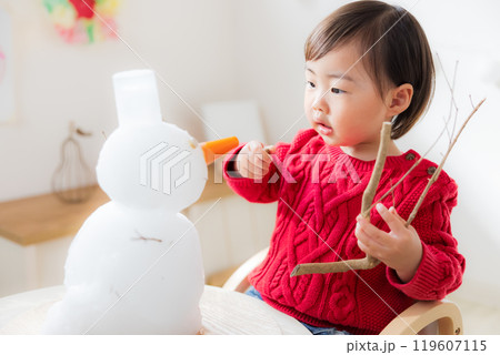 室内で雪だるまを飾る乳幼児 室内で雪だるまを飾る乳幼児 119607115