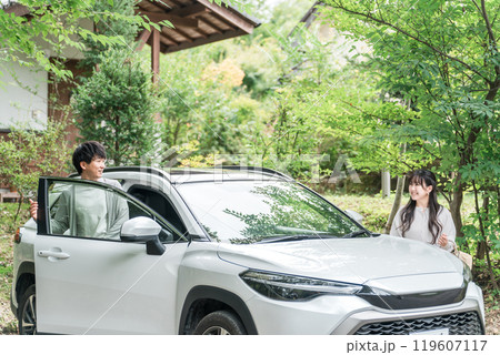 旅行でペンション・コテージに車でやってきたカップル・夫婦 旅行でペンション・コテージに車でやってきたカップル・夫婦 119607117