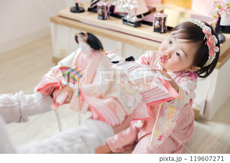 桃の節句 お雛様の準備 片付け 桃の節句 お雛様の準備 片付け 119607271