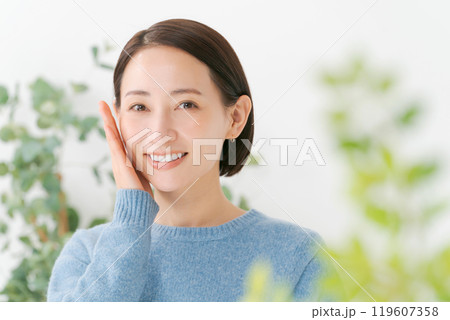笑顔でスキンケアをする女性 119607358