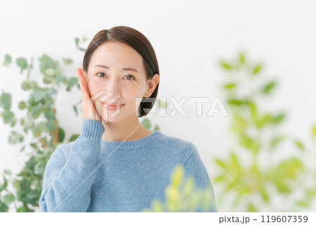 笑顔でスキンケアをする女性 119607359