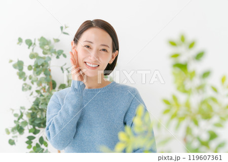 笑顔でスキンケアをする女性 119607361