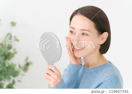 笑顔でスキンケアをする女性 笑顔でスキンケアをする女性 119607391