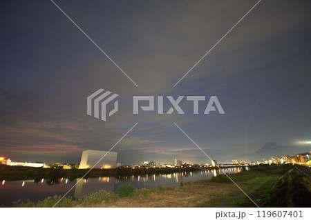 土手から見る夕焼け 土手から見る夕焼け 119607401