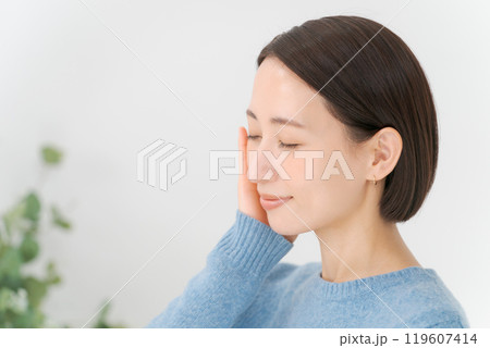 笑顔でスキンケアをする女性 笑顔でスキンケアをする女性 119607414