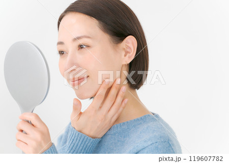 笑顔でスキンケアをする女性 119607782