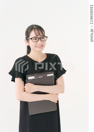 白背景で働く女性のポートレート 白背景で働く女性のポートレート 119608091