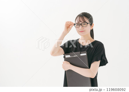 白背景で働く女性のポートレート 白背景で働く女性のポートレート 119608092