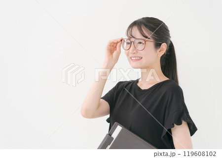 白背景で働く女性のポートレート 119608102