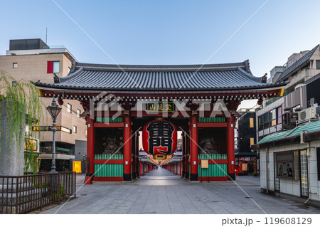 Kaminarimon, the Thunder Gate, the outer gate of Sensoji in Asakusa, Tokyo, Japan. Translation: Thunder Gate and Golden Dragon Mount 119608129