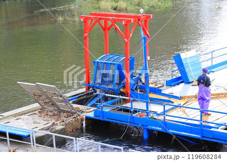 千歳水族館　さけを捕獲中のインディアン水車 119608284