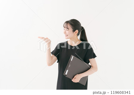 白背景で働く女性のポートレート 白背景で働く女性のポートレート 119608341