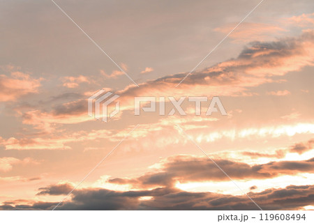 雲のある夕暮れ空 119608494