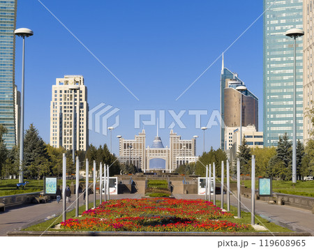 カザフスタン・アスタナ　ヌルジョル大通りの街並み　/ Astana, Kazakhstan 119608965