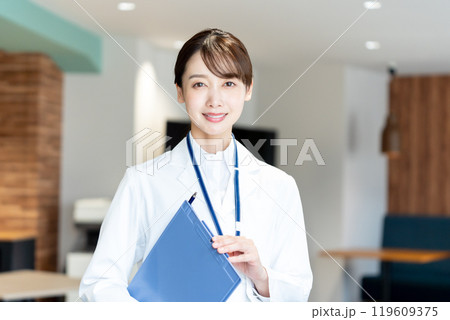 医療施設で働く白衣の女性 119609375