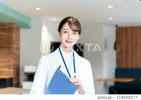 医療施設で働く白衣の女性 119609377