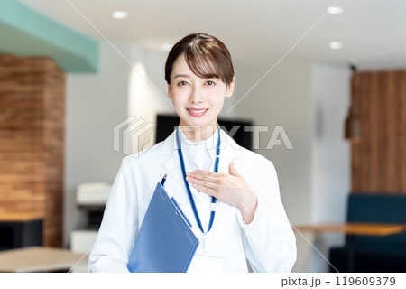 医療施設で働く白衣の女性 医療施設で働く白衣の女性 119609379