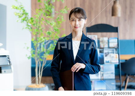 受付で働くコンサルタントの女性 119609398