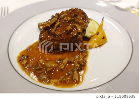 豪華客船MSCベリッシマでの食事　ディナー 119609639