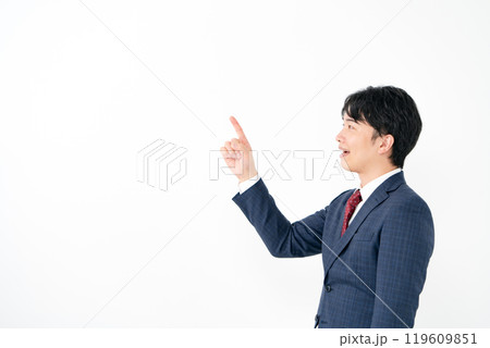 ビジネスマン　20代男性　指差し　ステップ1 119609851