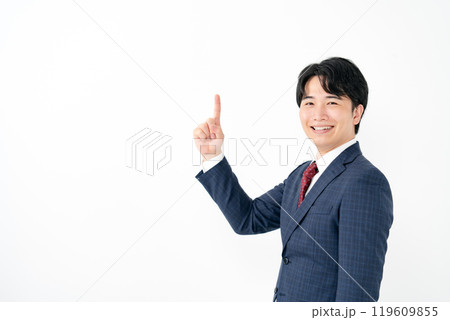 ビジネスマン　20代男性　指差し　ステップ1 119609855