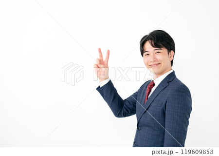 ビジネスマン　20代男性　ピース　ステップ2 119609858