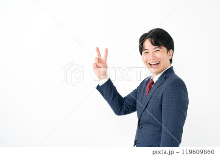ビジネスマン　20代男性　ピース　ステップ2 119609860