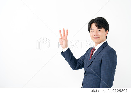 ビジネスマン　20代男性　3本　ステップ3 119609861
