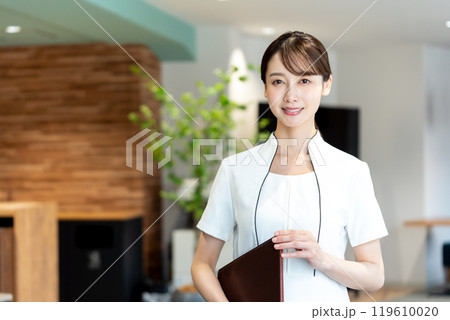 カウンセラーの女性 カウンセラーの女性 119610020