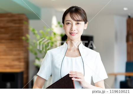 カウンセラーの女性 119610021