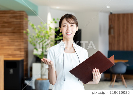 カウンセラーの女性 カウンセラーの女性 119610026