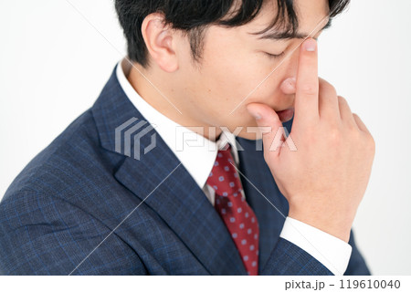 ビジネスマン 20代男性 考える 手元 ビジネスマン 20代男性 考える 手元 119610040