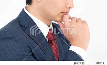 ビジネスマン　20代男性　考える　手元 119610041