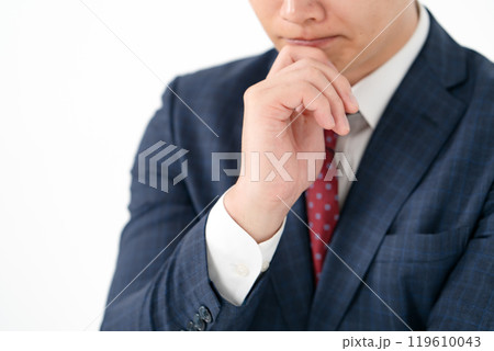 ビジネスマン 20代男性 考える 手元 ビジネスマン 20代男性 考える 手元 119610043