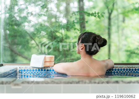 温泉宿・温泉旅館・貸切風呂で温泉・湯船に入る女性 119610062