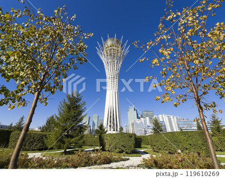 カザフスタン・青空が広がる首都アスタナの街並みとバイテレク / Astana, Kazakhstan 119610269