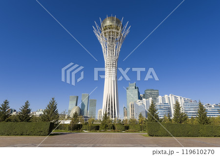 カザフスタン・青空が広がる首都アスタナの街並みとバイテレク / Astana, Kazakhstan 119610270