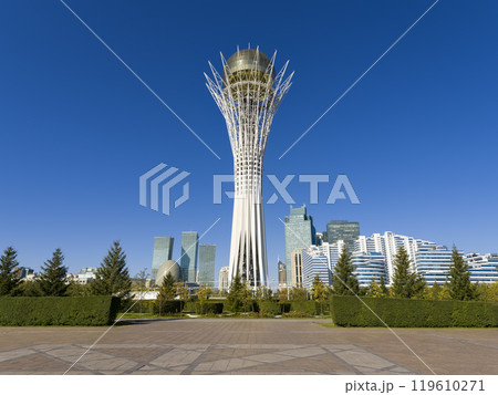 カザフスタン・アスタナ　青空に映えるバイテレクタワー　/　Astana, Kazakhstan 119610271