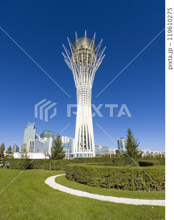 カザフスタン・アスタナ　青空に映えるバイテレクタワー　/　Astana, Kazakhstan 119610275
