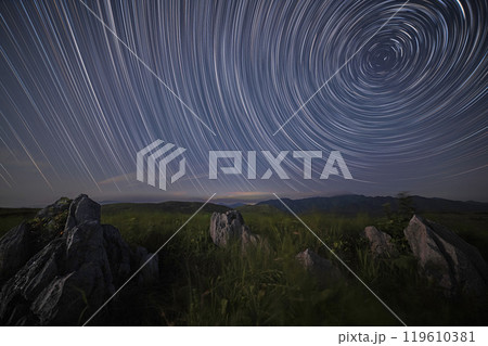 秋吉台（北山山頂）から望む星の日周運動 119610381