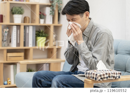 花粉症が辛い男性 花粉症 風邪 花粉症が辛い男性 花粉症 風邪 119610552
