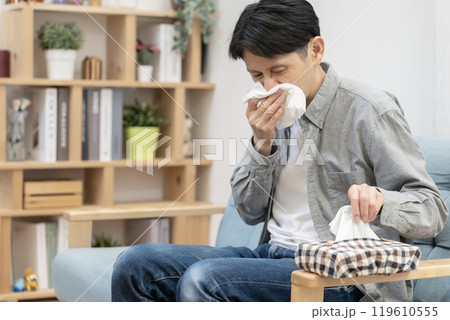 花粉症が辛い男性　花粉症　風邪 119610555